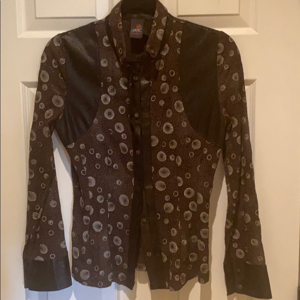 Great fitted long sleeve shirt